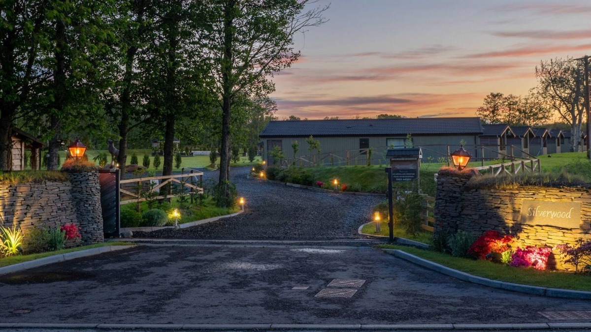 Errol Cottage | LODGE 9 - THE FORGAN, family friendly, with hot tub in Errol