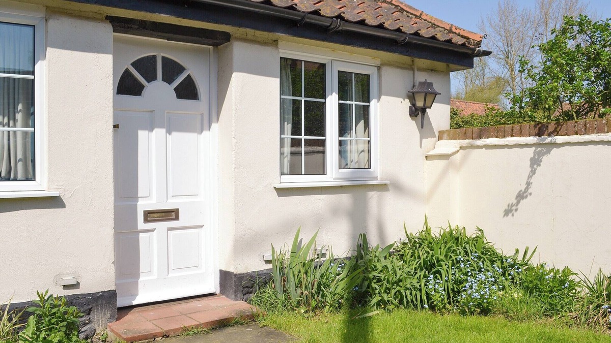 East Dereham Cottage | Lodge Cottage - B6008