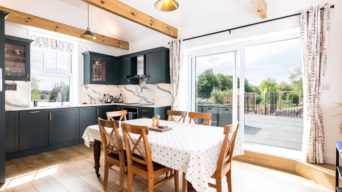 Pevensey House | Lodge Cottage - Farm Estate with Private Lake & Reservoir
