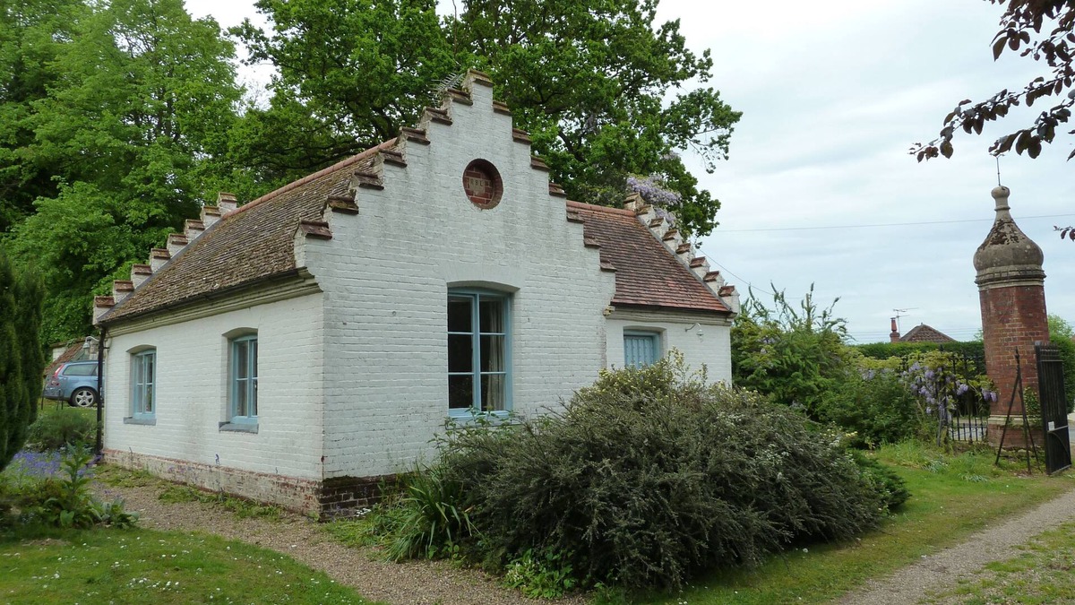 Spixworth Cottage | Lodge Cottage - stunning garden, woodland walks near Norwich City & the Broads