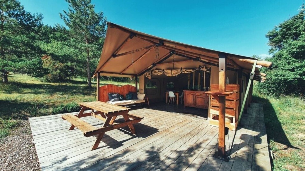 Engravies Cabin | Lodge Grenada Tent 6 persons, 2 bedrooms, kitchenette, living room