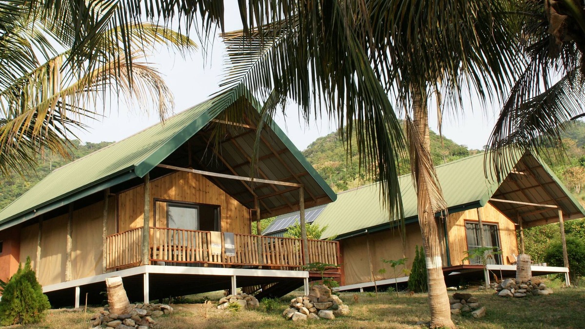 Kuntanse Cabin | Lodge Hummingbird - Lake Bosomtwe