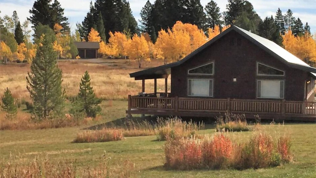 Lazy Acres Cabin | Lodge just 7 miles to Yellowstone National Park. SAUNA!- Fox Den Lodge (bathroom in every bedroom)