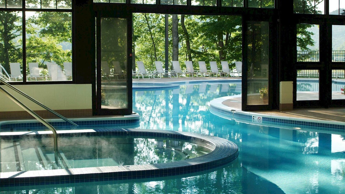 Roanoke Cabin | Lodge King Room | Scenic Views | No Hidden Fees
