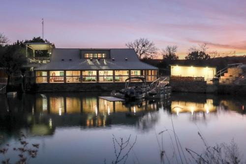 Jacksboro Villa | Lodge on Lake Godstone