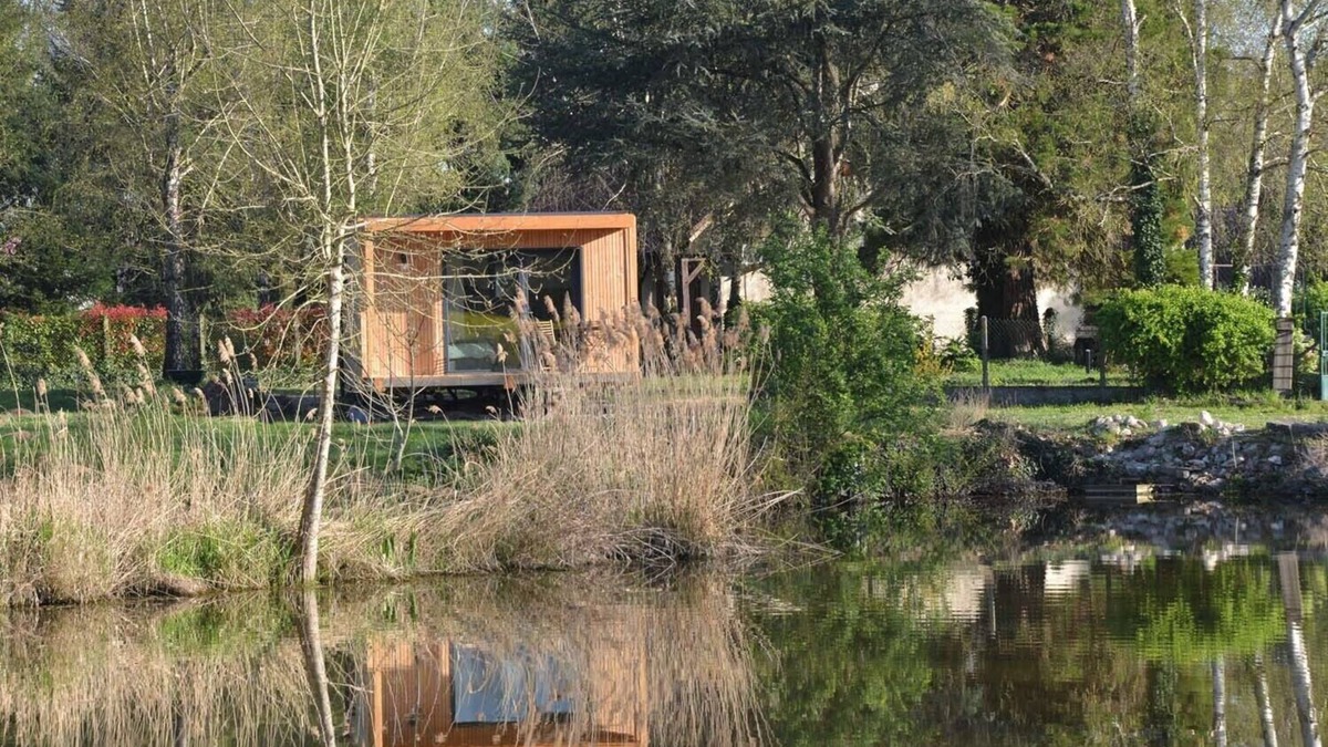 Nouan-sur-Loire Cabin | Lodge on the edge of a pond, at the gateway to Chambord and the Loire.