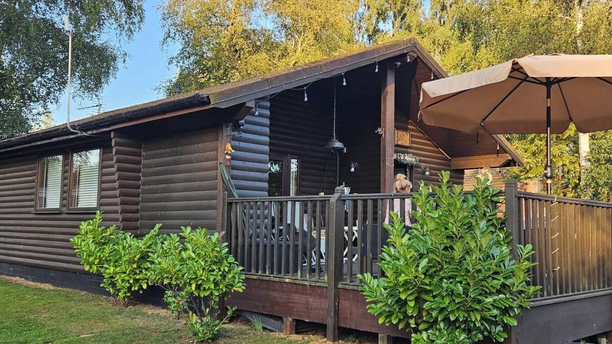 Tattershall Cabin | Lodge overlooking fishing lake. Hot tub & fishing peg