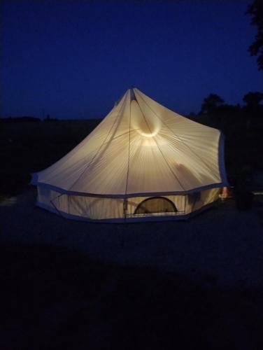Lapalisse Other | Lodge romantique "le grand chêne" avec Jacuzzi privatif