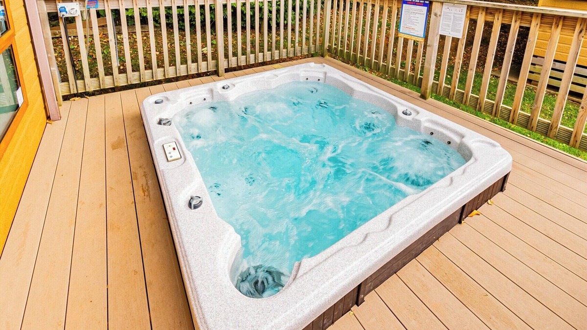 Dawlish Cabin | Lodge sleeping up to six guests in three bedrooms, one double and two twin along with family bathroo