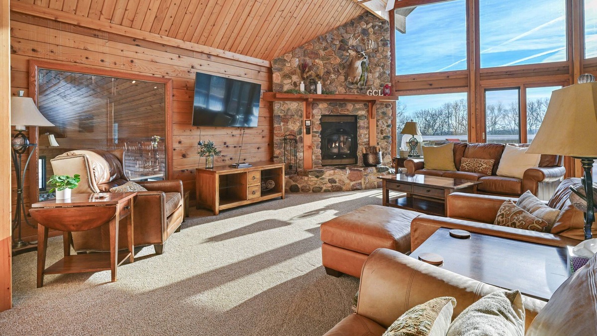 Merrimac House | Lodge w/Indoor Pool along Devil's Lake Park!