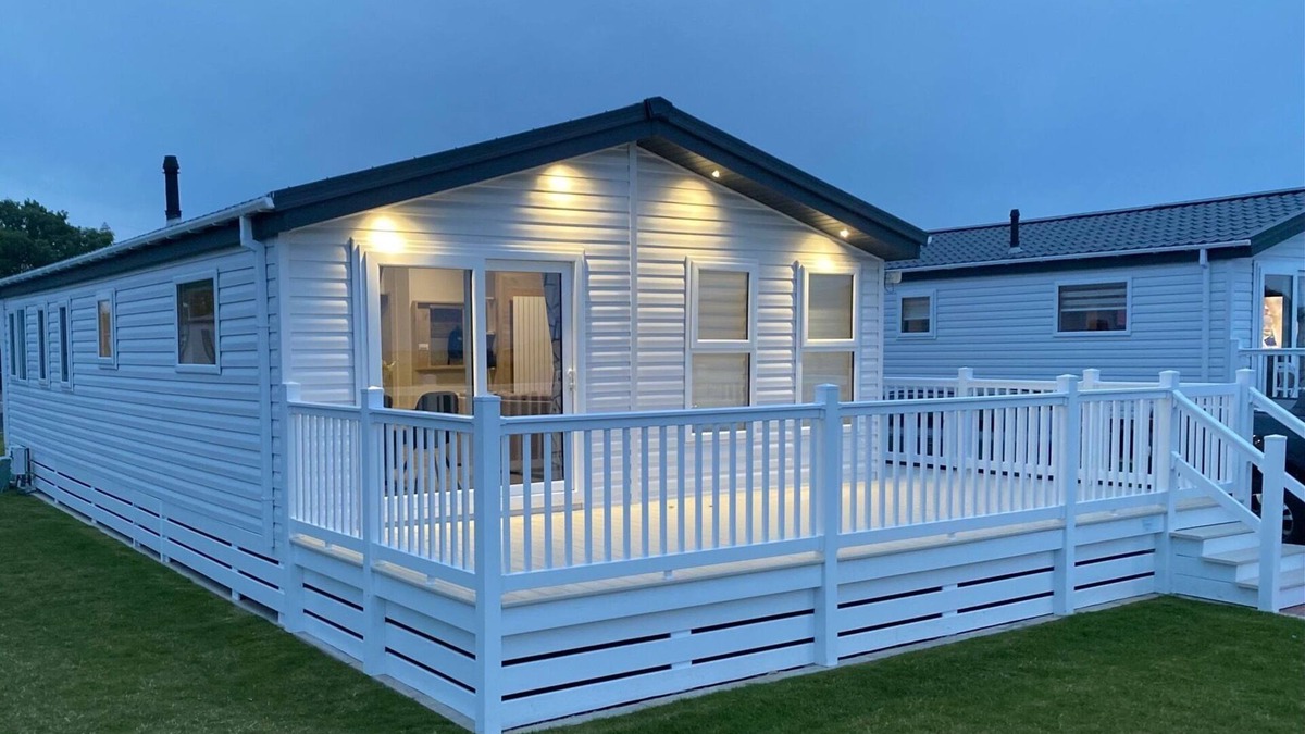 Woodhorn Cabin | Lodge with a Sea View and Private Parking, Full Bathroom and En Suite