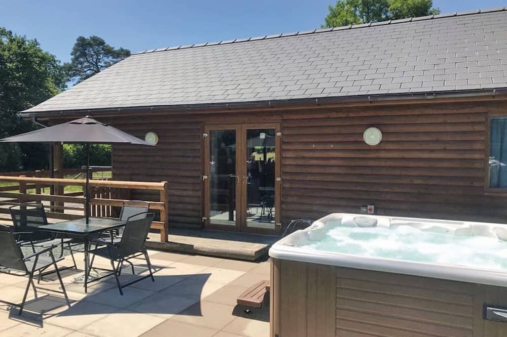 Llanddewi Ystradenny Ski Chalet | Lodge with fantastic contemporary styling.