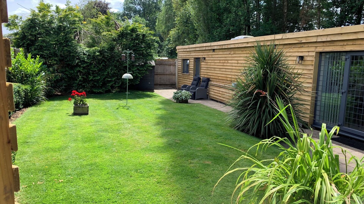 New Forest District Ski Chalet | Lodge With Private Garden In Country Village - Pets Welcome