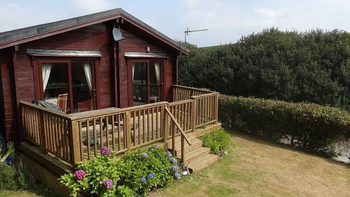 Woolfardisworthy Cabin | Lodge With Sun Deck & Enclosed Garden. Access to nearby private fishing lakes