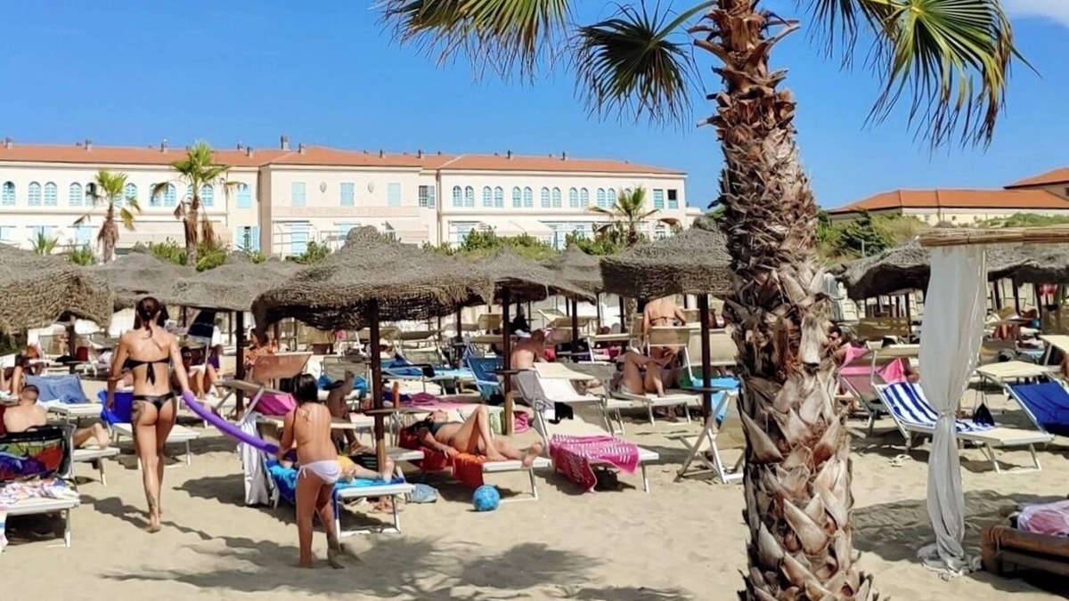 Calambrone Apartment | LODGE4 | Beach front with pool in historic building | Romantic + family friendly