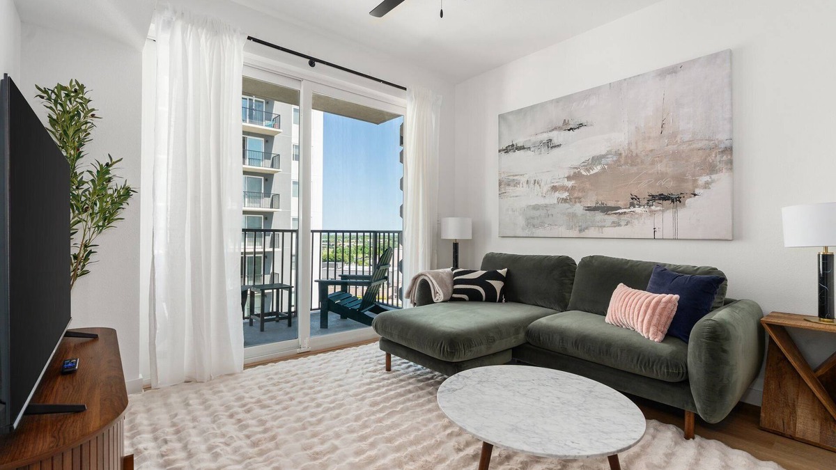Addicks Apartment | Lodgeur | Bright 1BR w/views | Energy Corridor