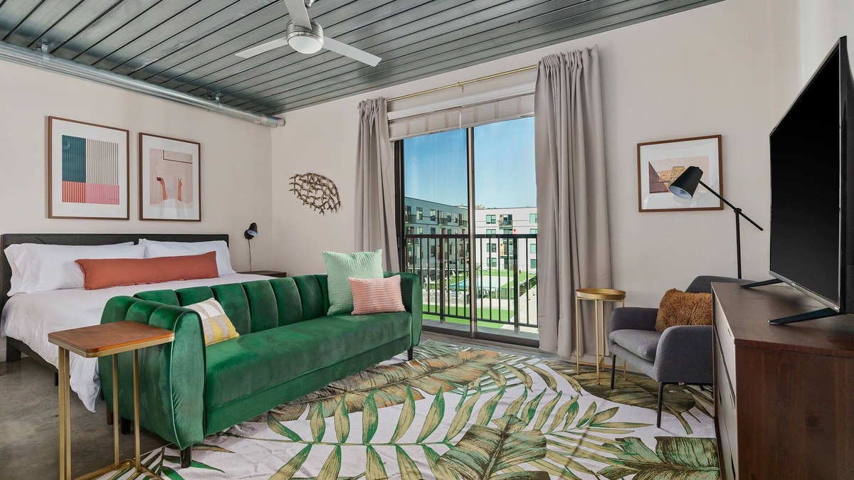 Midtown Apartment | Lodgeur | Marvelous studio w/pool view | Midtown