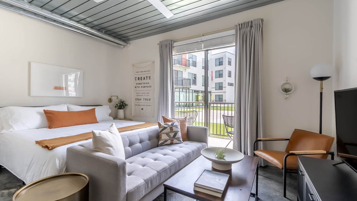Midtown Apartment | Lodgeur | Trendy studio loft w/patio | Midtown