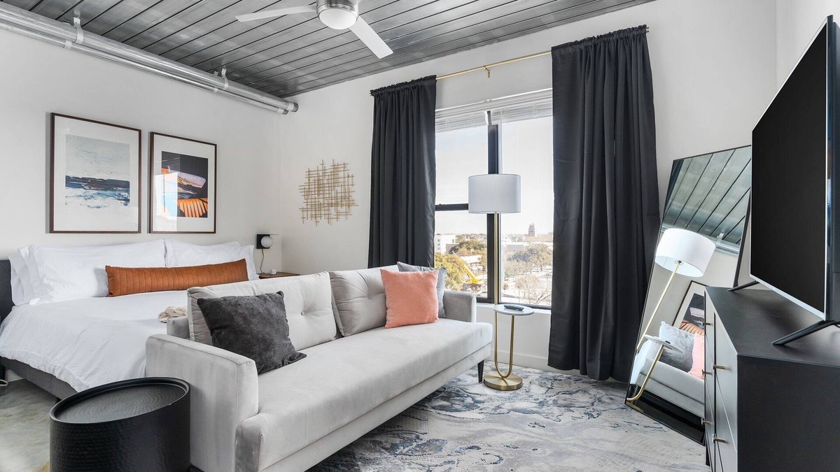 Midtown Apartment | Lodgeur | Vibrant & stylish studio loft | Midtown