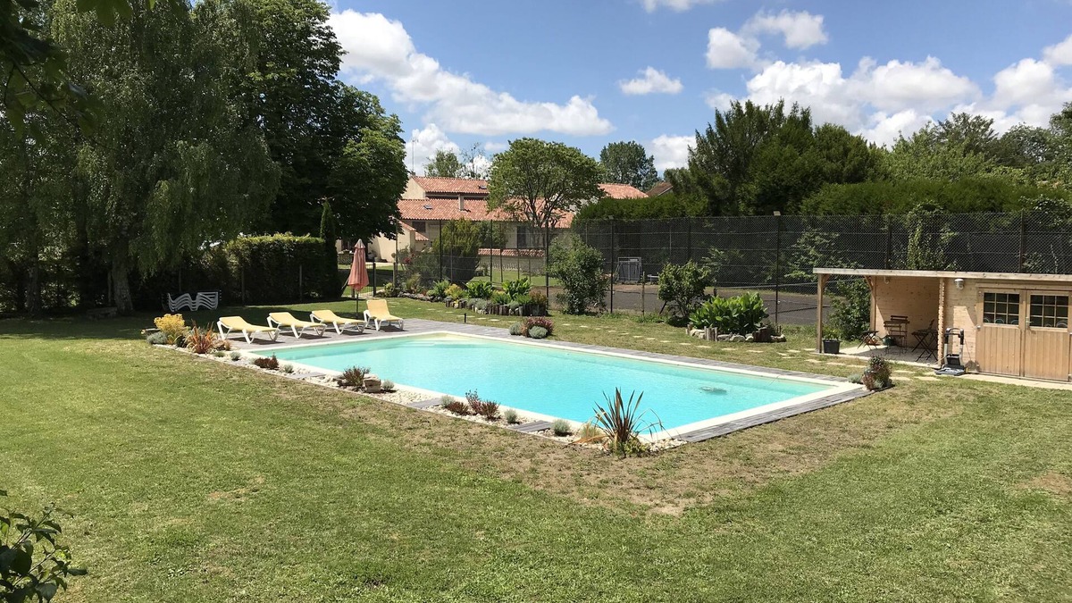 Saint-Sever-de-Saintonge Cottage | Lodging in park, located between Saintes and Cognac