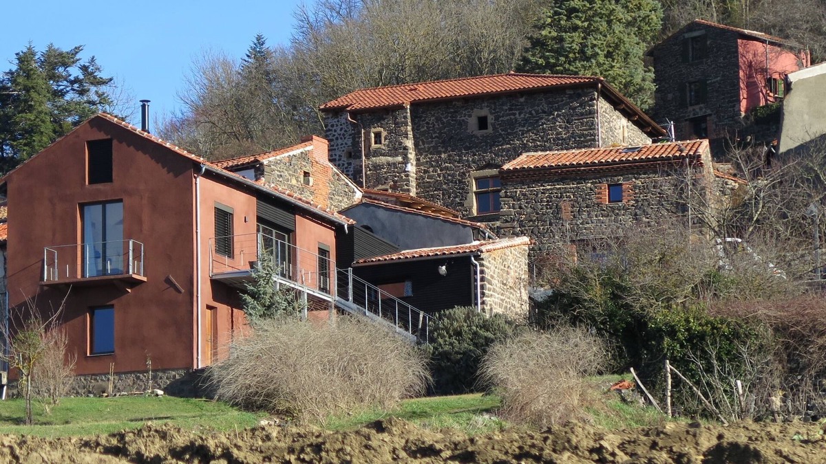 Usson House | lodging "dedeuxchoseslune" in classified village, with sight, charm and sun.