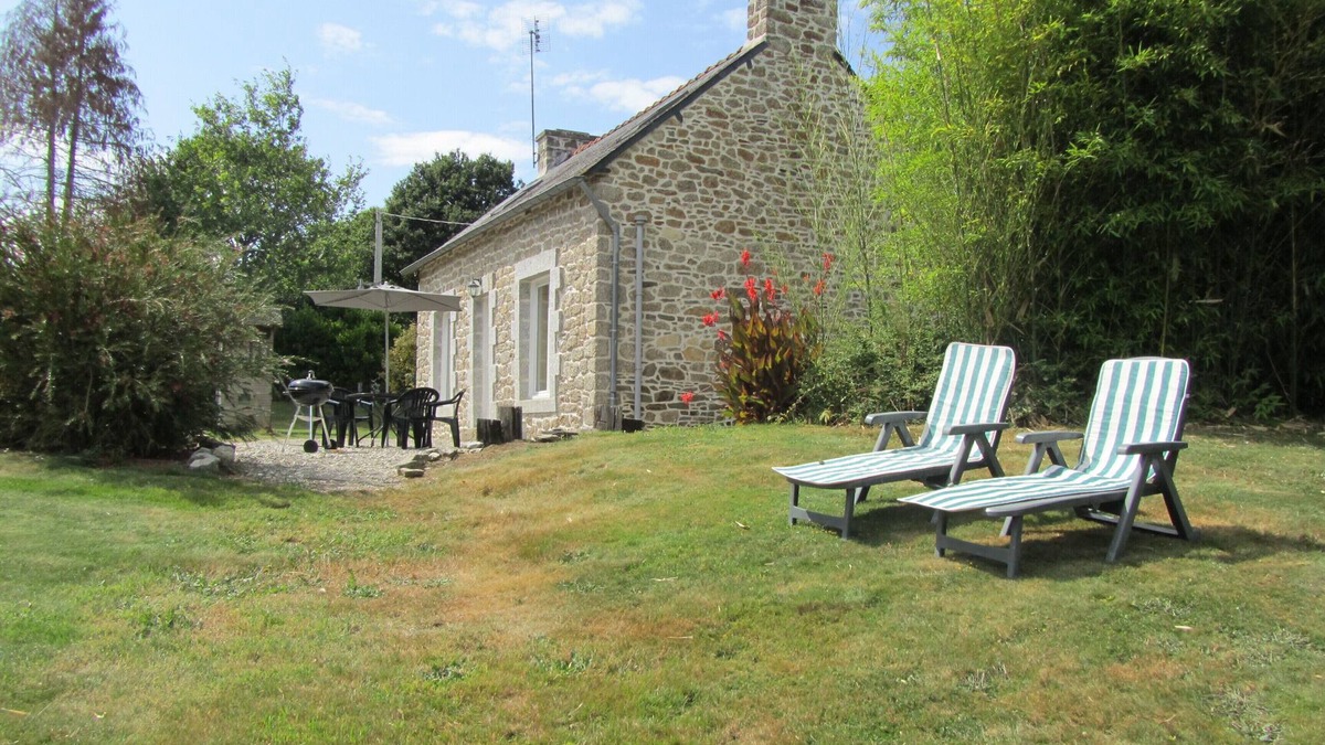 Plounevez-Quintin Cottage | Lodging independent calm in playground garden near Lake Guerledan