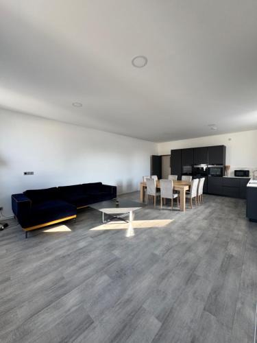 Saint-Symphorien-d'Ozon Apartment | Loft épuré avec parking privé.