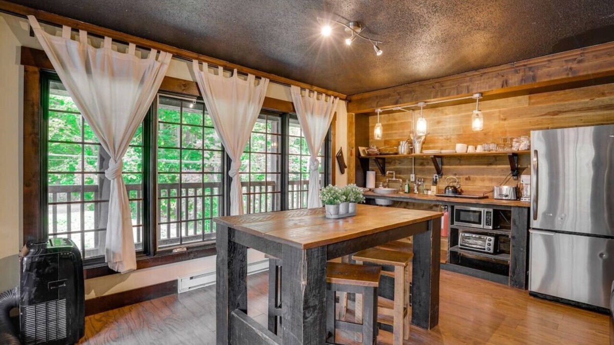 Cantley Apartment | Loft 3 | Fireplace | Hot Tub | Sleeps 4 | Lake
