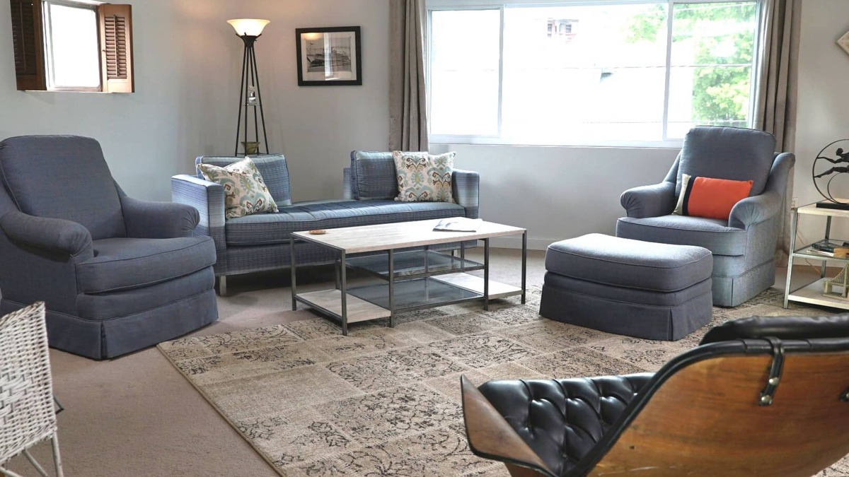 Cape Girardeau Apartment | Loft Apartment Across From Semo University Houch Field House. Walk To Events