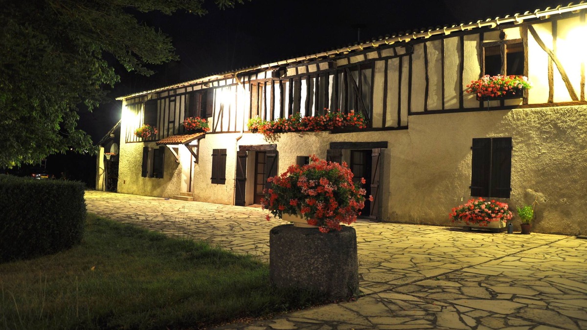 Teyssode House | Loft cottage: covered terrace, swimming pool, outdoor area, park, garage