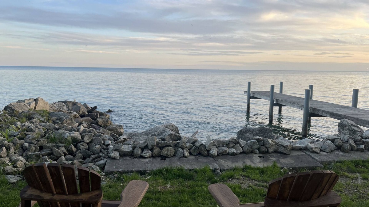 Amherstburg Apartment | LOFT Escape Apartment - Onsite Beach Dock Waterfront Boat Ramp