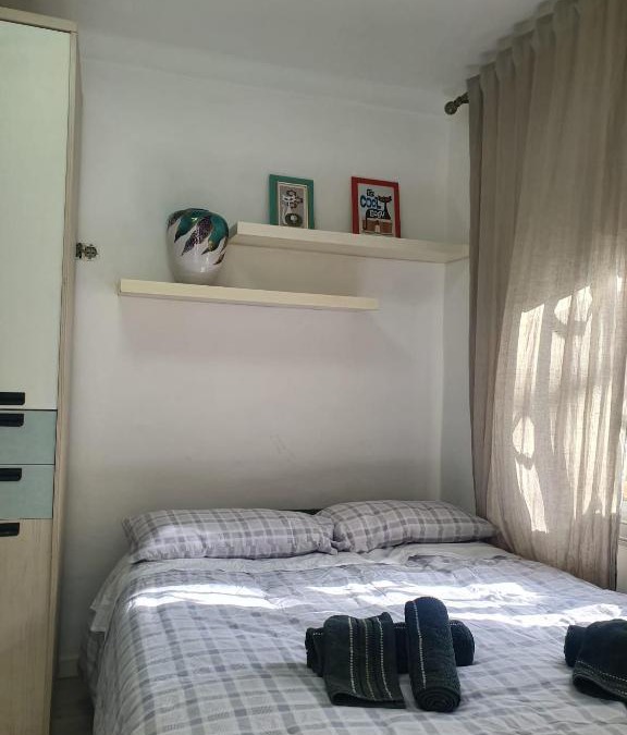 Les Roquetes Villa | LOFT Estudio dentro de la comunidad tiene dos gatos en la casa