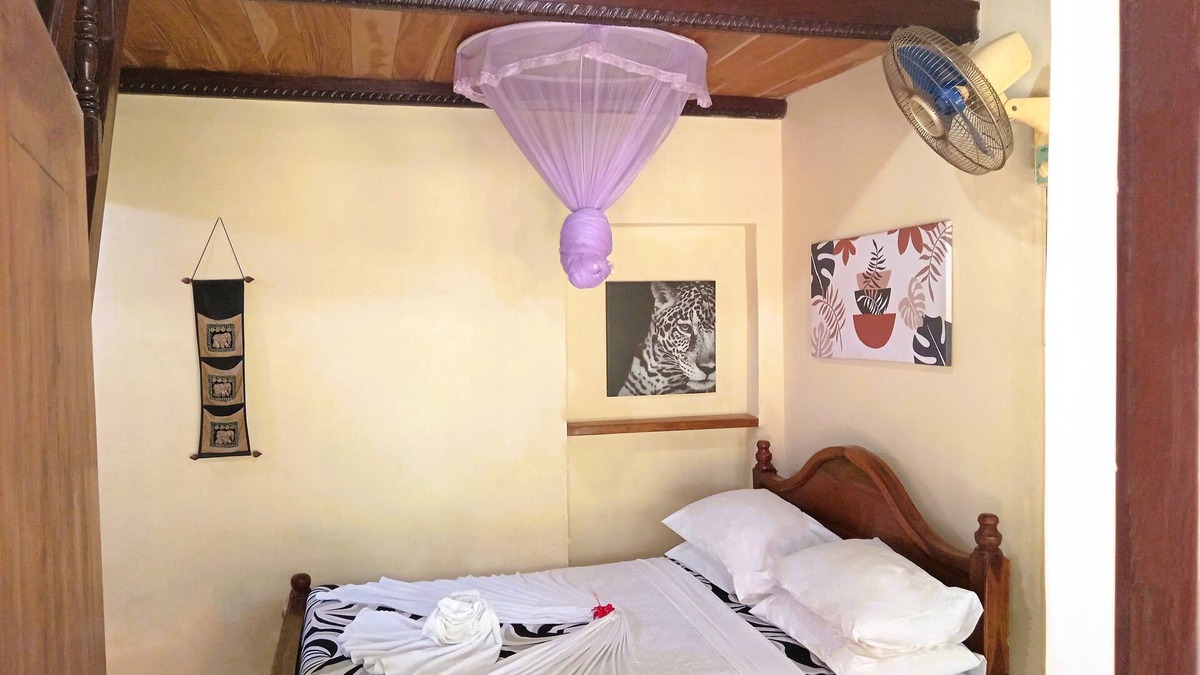 Habarana Cabin | Loft for 4 - Eagles Wing's Guest House