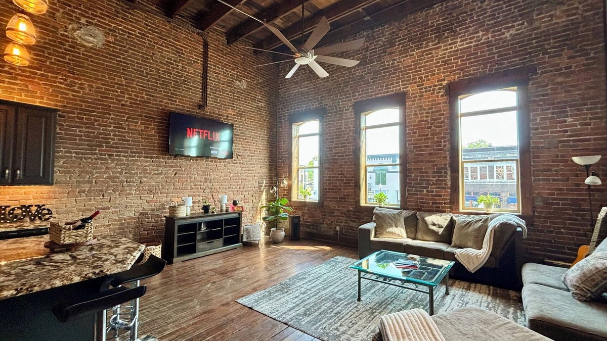Florence Apartment | Loft in the Heart of Downtown - 500 Mbps WiFi - 4 car parking - EV charge - Boat