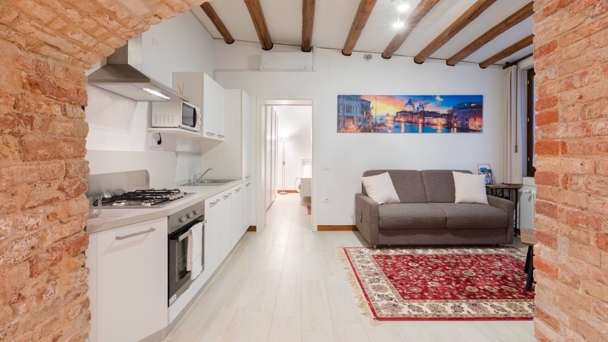 Cannaregio Apartment | Loft on two levels exposed beam
