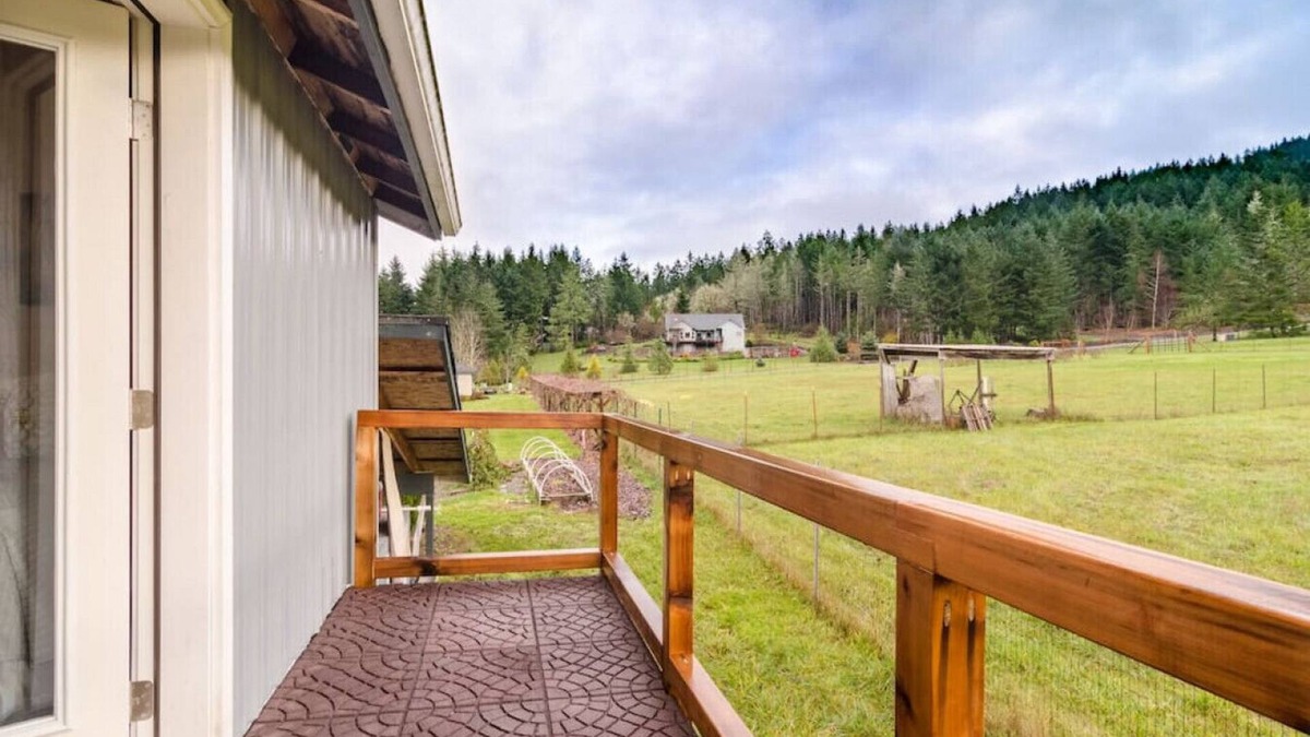 Philomath Apartment | LOFT · PNW Scenic Loft, with AC !Enjoy your private getaway today!