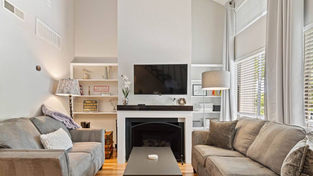 Northwest Hills Condo | Loft w/Pool & Free Parking│Easy Access to Downtown│Rooftop Lounge