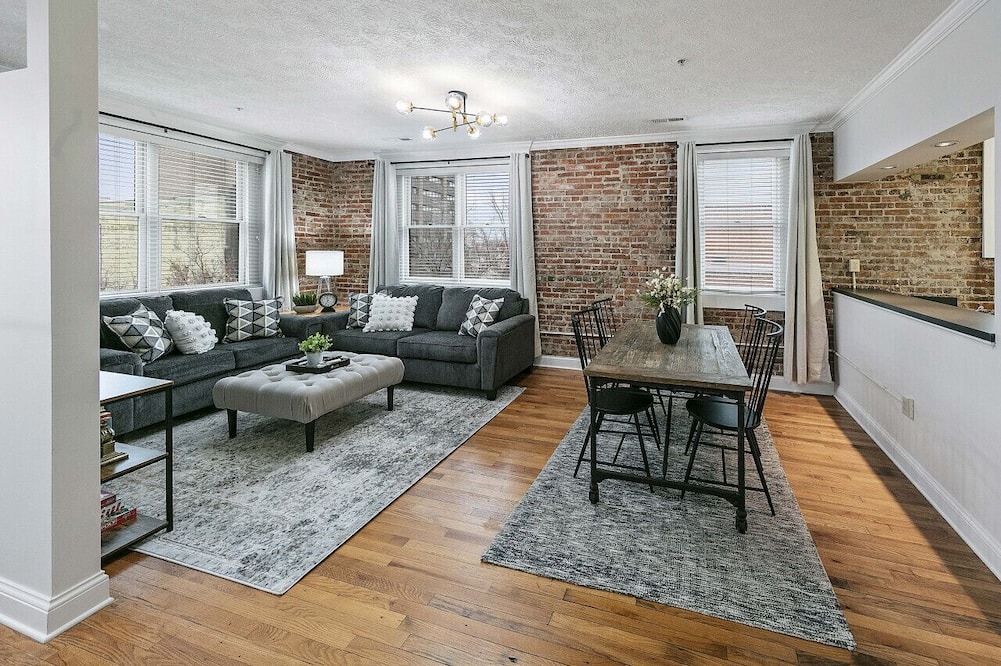 Maryville Apartment | Lofty Expectations - Gorgeous Studio Loft Downtown