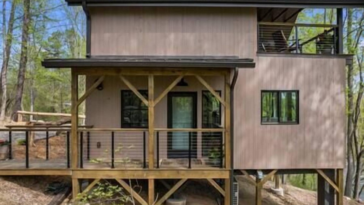 Alexander House | Lofty Ledges Hangout at French Broad River Farms