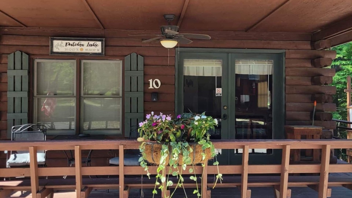 Schnellville House | Log Cabin 10 at Osborn Boat Ramp on Patoka Lake