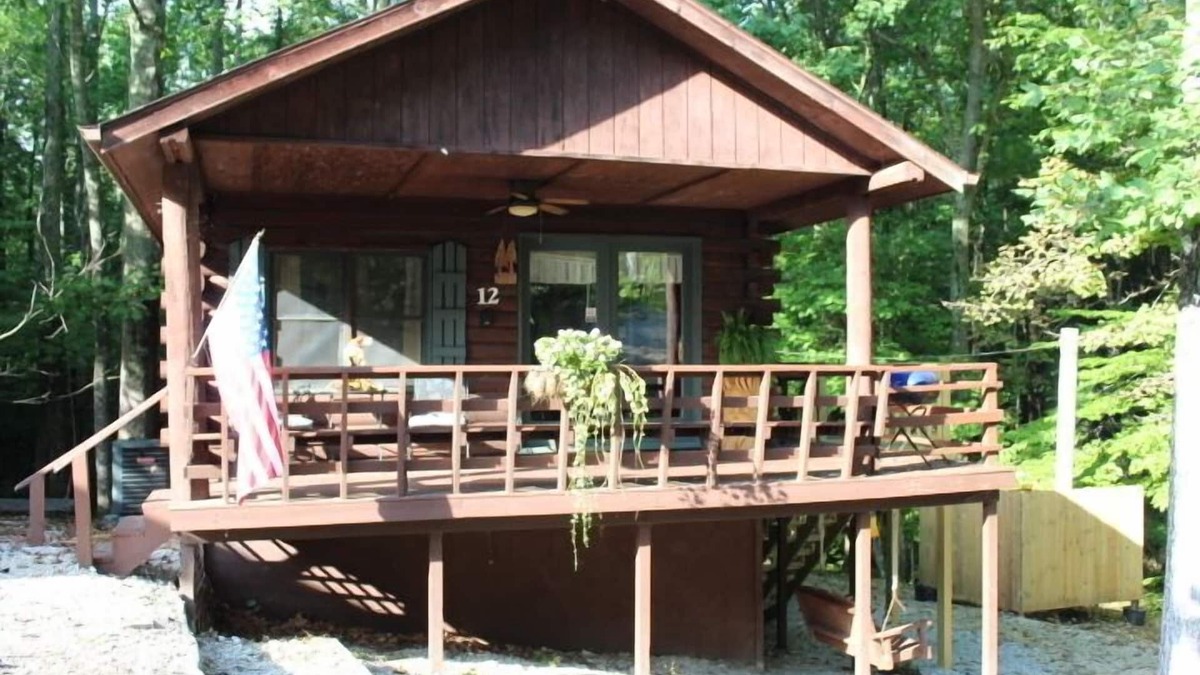 Schnellville House | Log Cabin 12 with Hot Tub at Osborn Boat Ramp on Patoka Lake