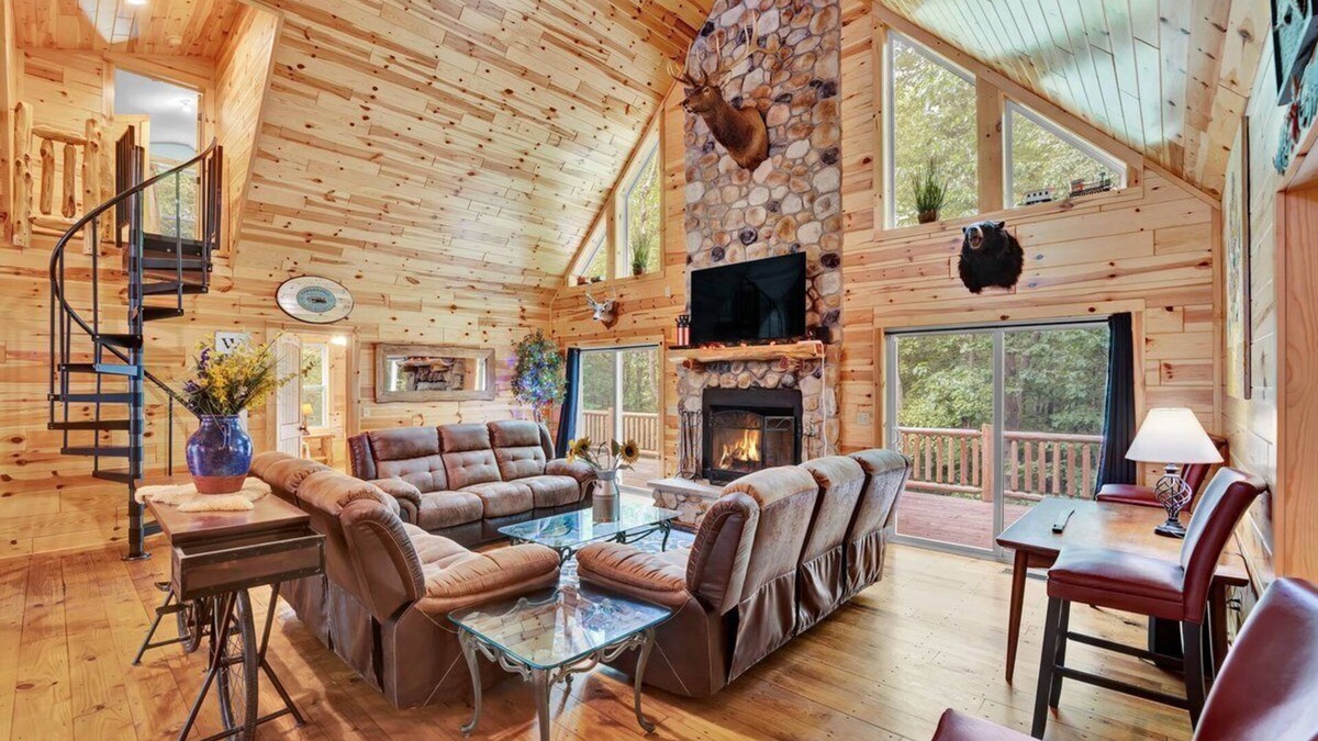 White Haven Cabin | Log Cabin 2 acre borders Lehigh River & Trail- Gameroom, 2 Bars, Fire Pit, decks