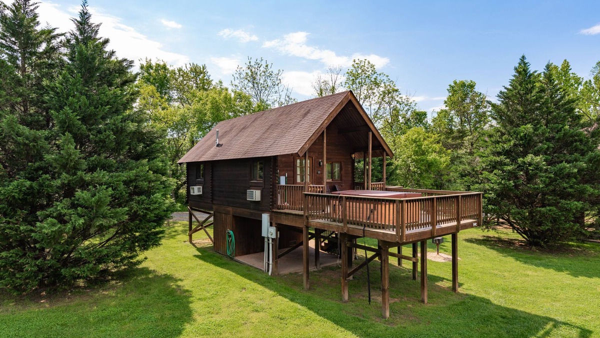 Rileyville Cabin | Log Cabin, 6 person hot tub! Over 150 yards of river frontage!