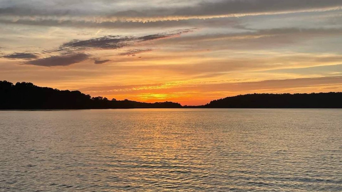Schnellville House | Log Cabin 6 with Hot Tub at Osborn Ramp on Patoka Lake
