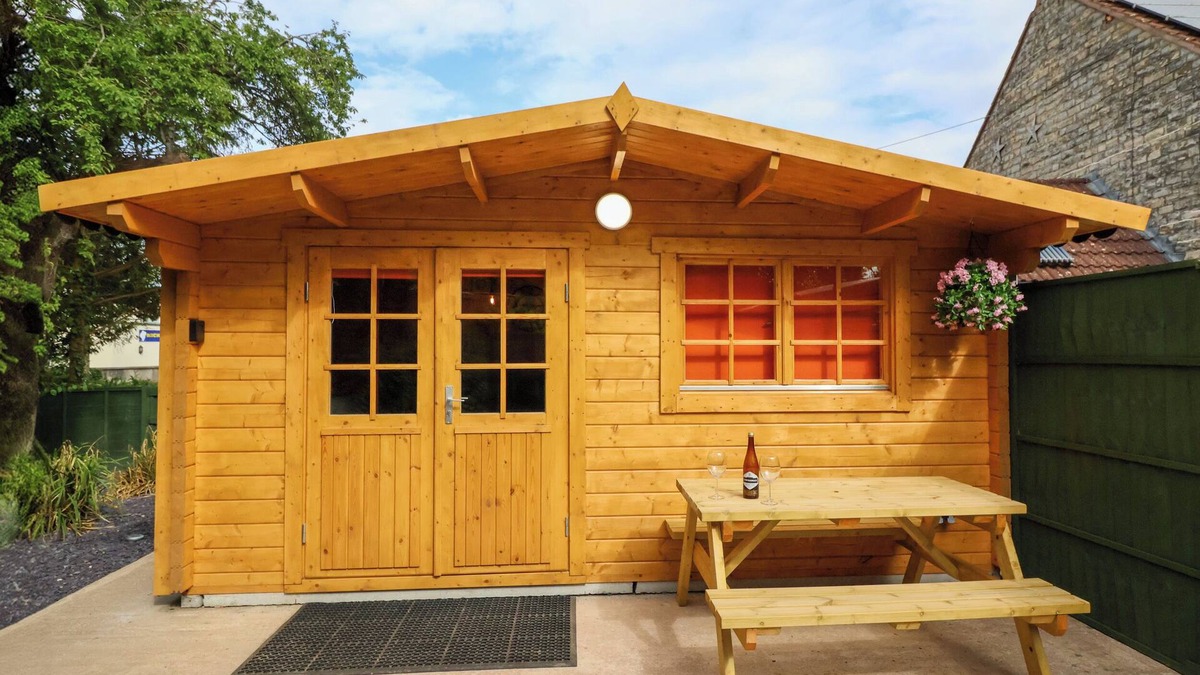 West Pennard Cottage | LOG CABIN - AMBER GLOW, pet friendly, with a garden in Glastonbury