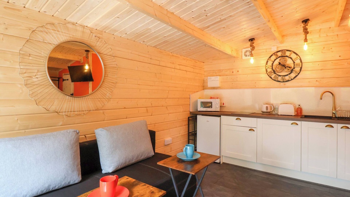 West Pennard Cottage | Log Cabin - Amber Glow