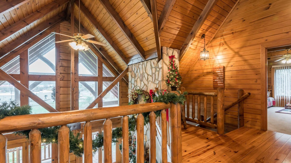 Clinton Cabin | Log Cabin convenient to Windrock ATV Park, and Norris Lake. Sleeps 12