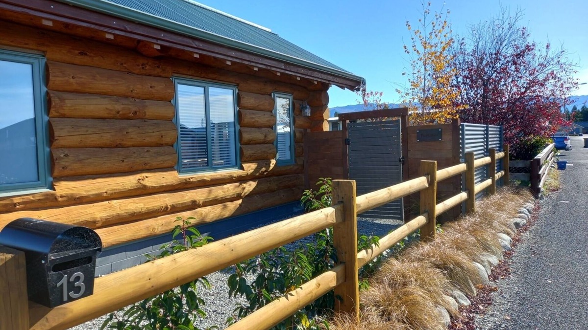 Twizel Cabin | Log Cabin - Cosy and comfortable.