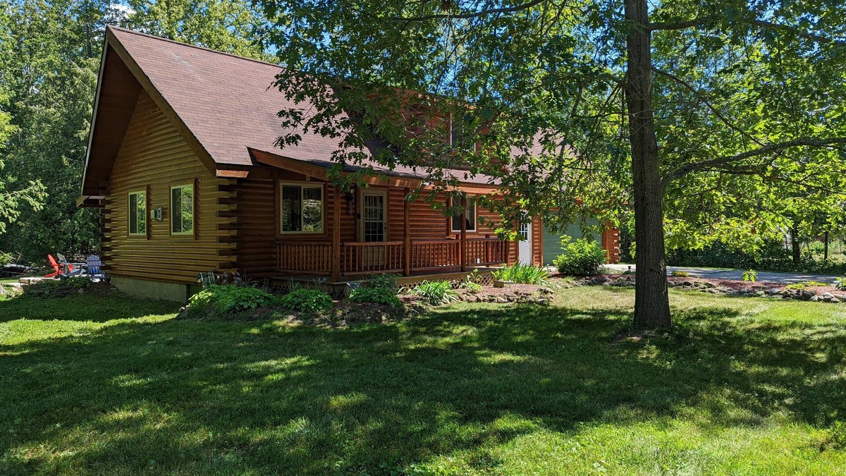 Indian River Cabin | Log Cabin home on the Sturgeon River in Indian River