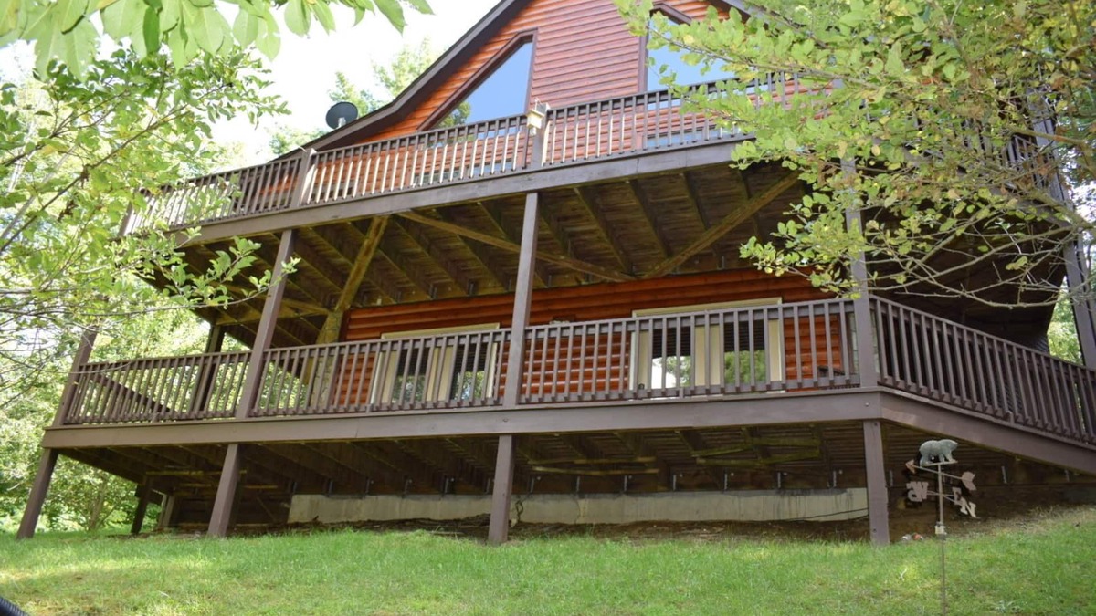 Piney Creek Cabin | Log Cabin in a secure community in the beautiful Blue Ridge Mountains.